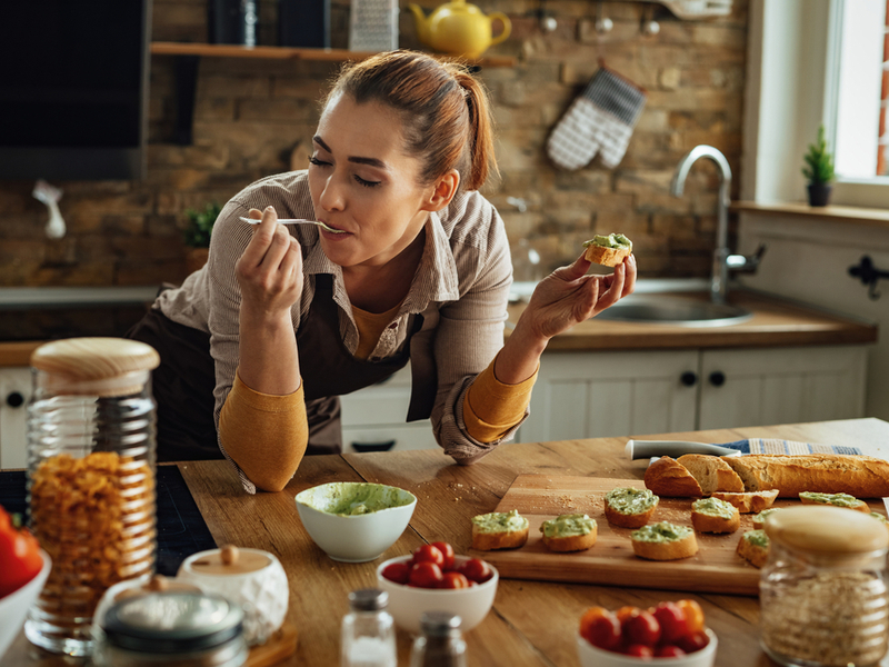 žena priprema obrok